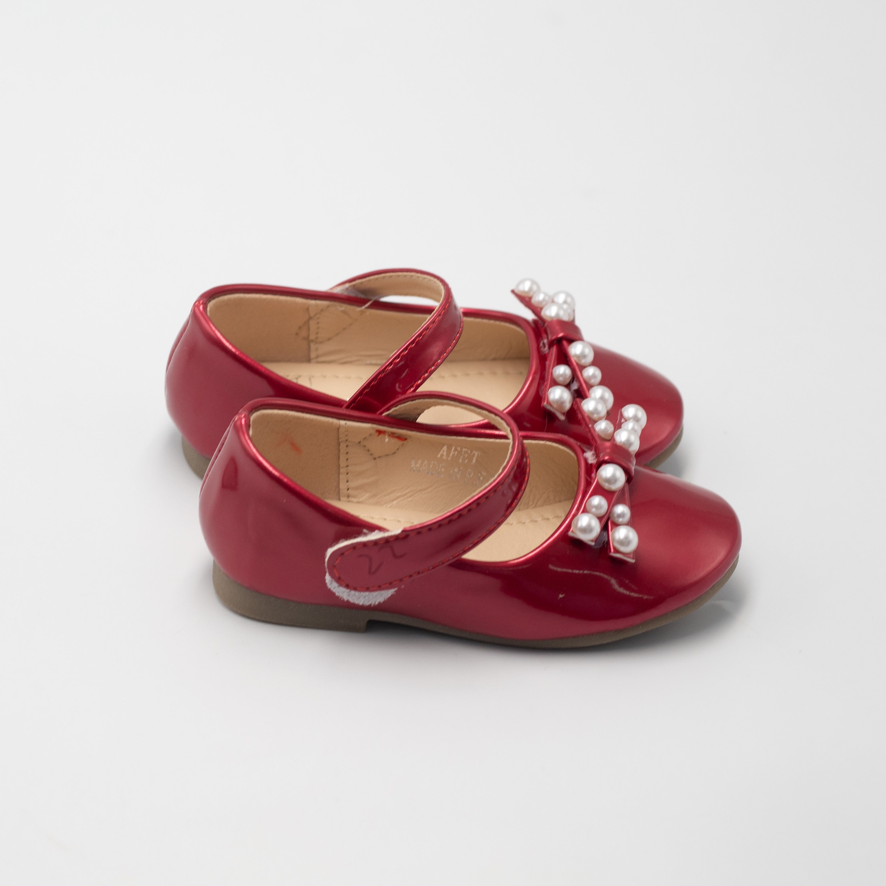 Red baby girls patent pump with pearl on a bow afet