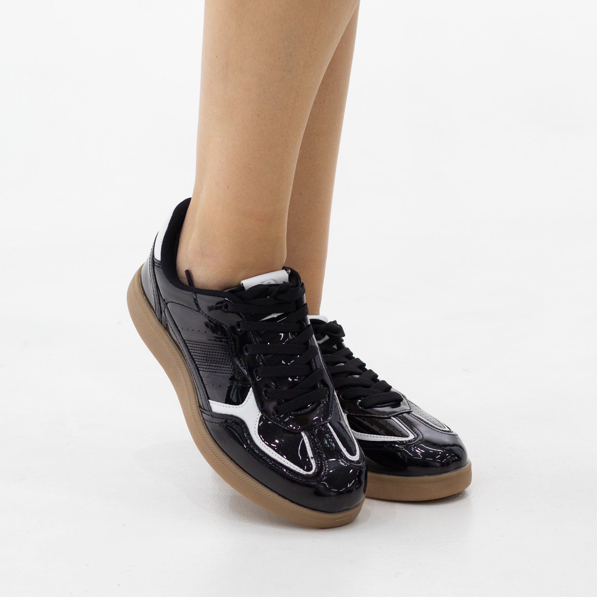 Gala low V2 lace-up casual sneaker