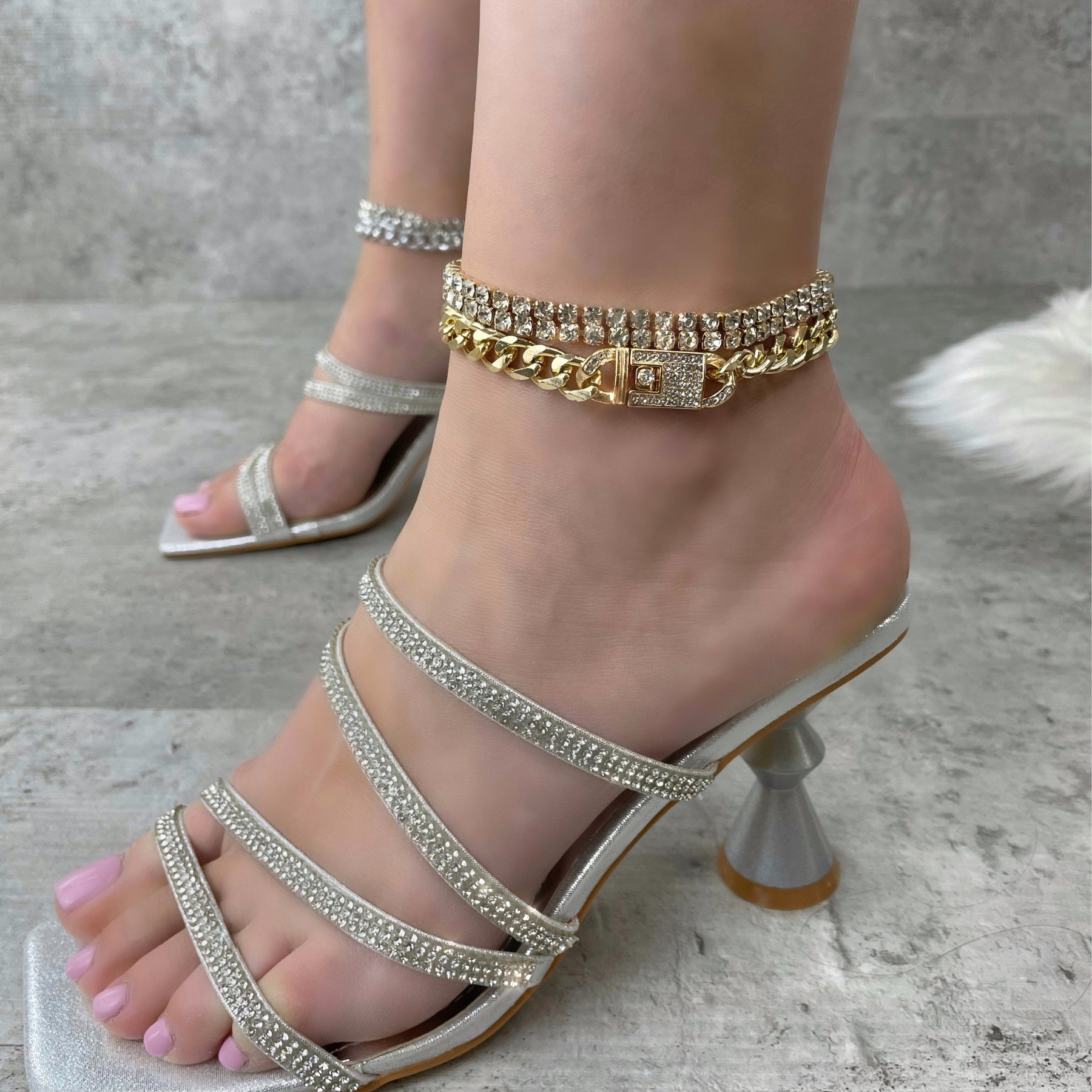 Ladies 3 piece Gold Anklet.