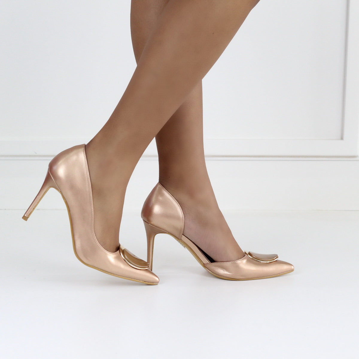 Daniella 9cm heel open side court shoe with a gold trim rose gold