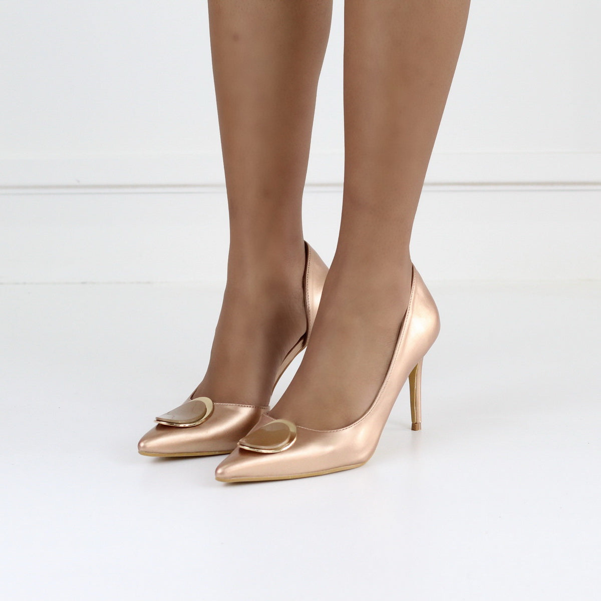 Daniella 9cm heel open side court shoe with a gold trim rose gold