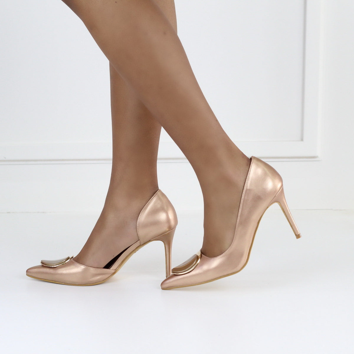 Daniella 9cm heel open side court shoe with a gold trim rose gold