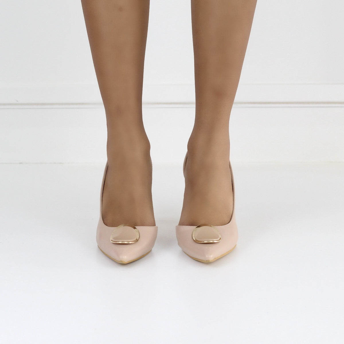 Daniella 9cm heel open side court shoe with a gold trim nude