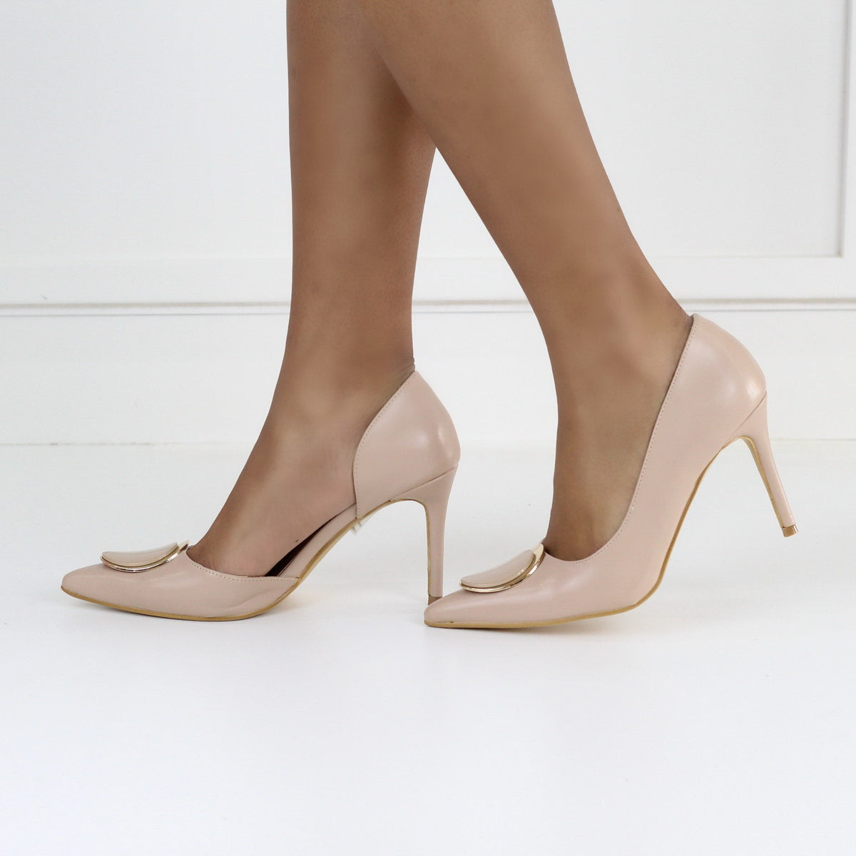 Daniella 9cm heel open side court shoe with a gold trim nude