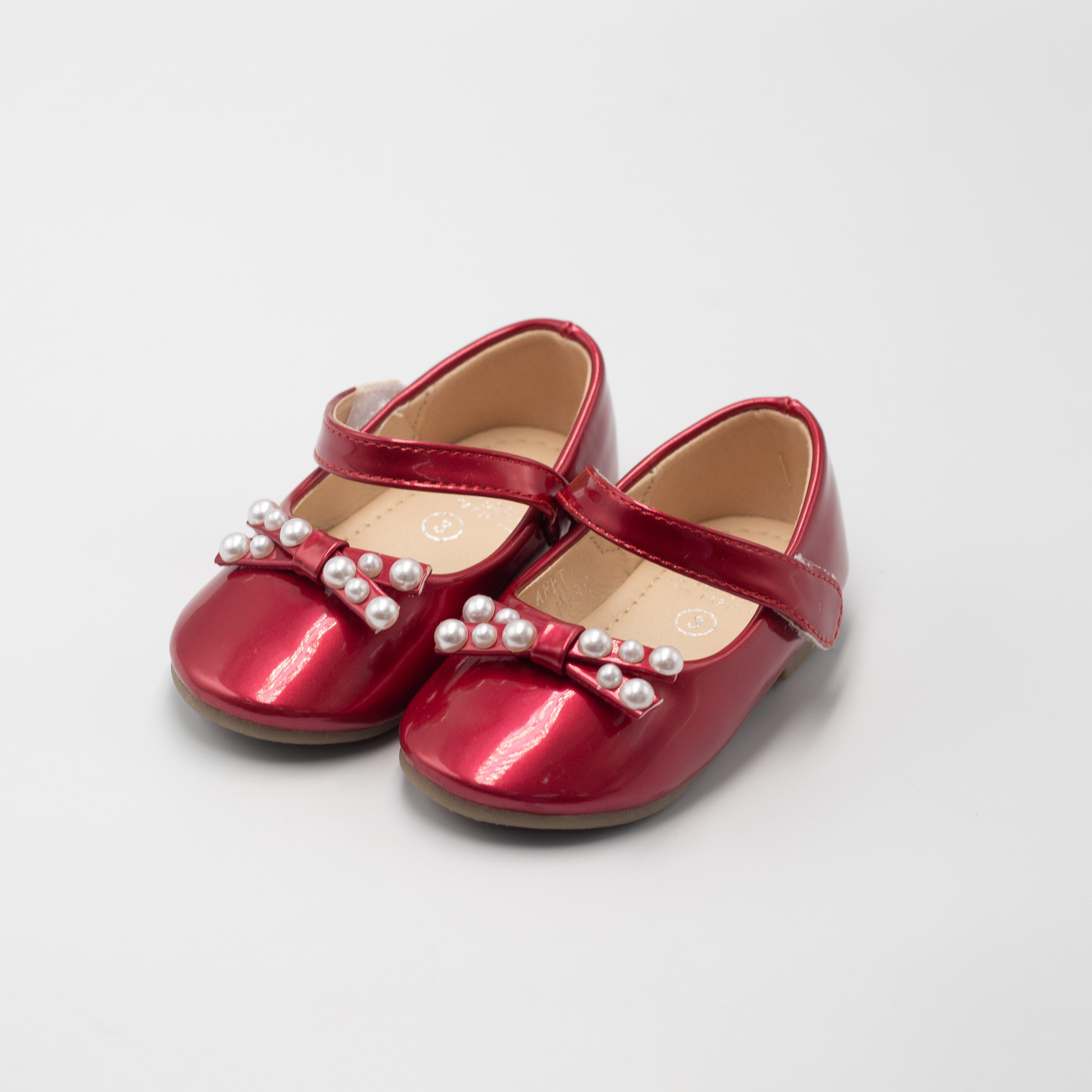 Afet baby girls patent pump with pearl on a bow red
