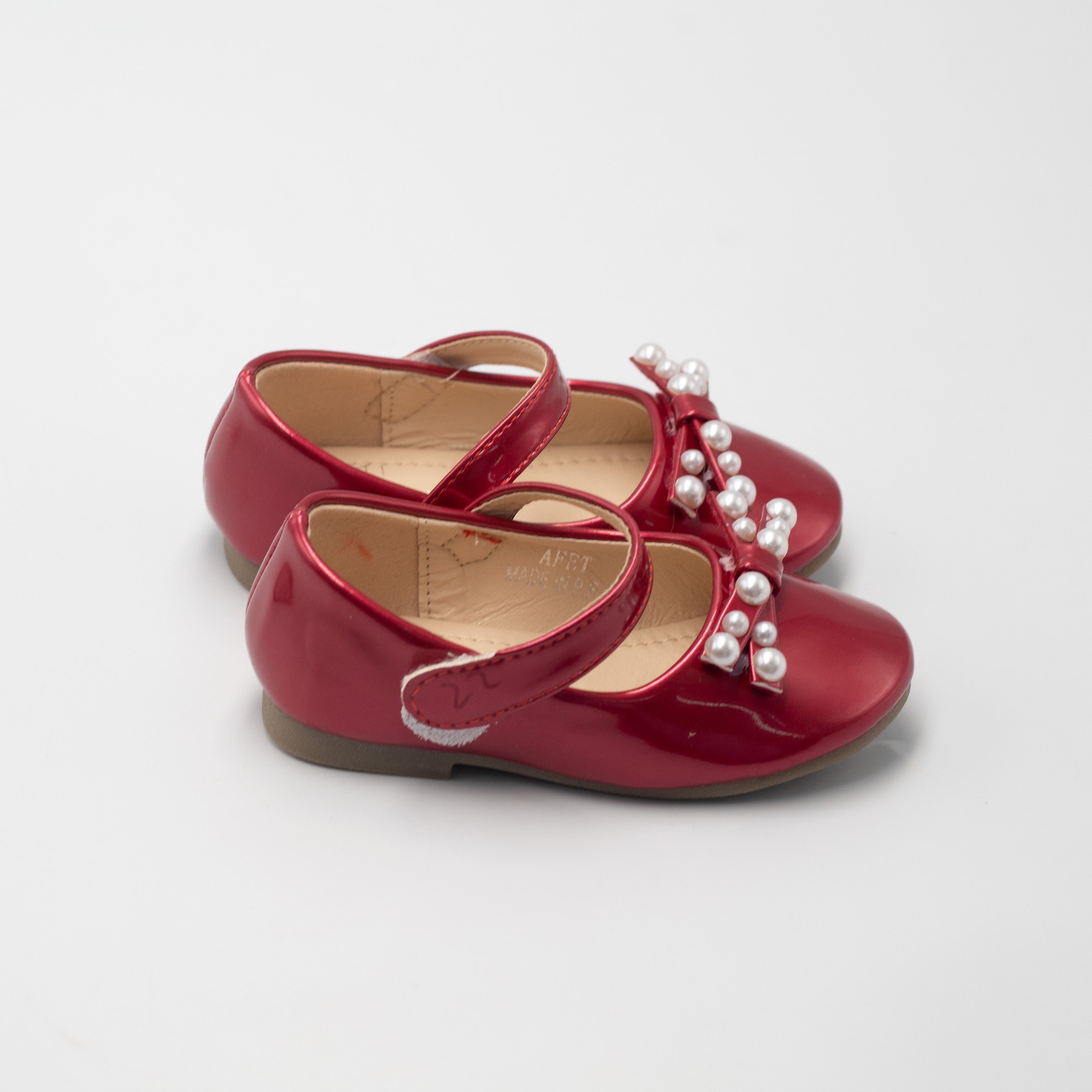 Afet infant girls patent pump with pearl on a bow red