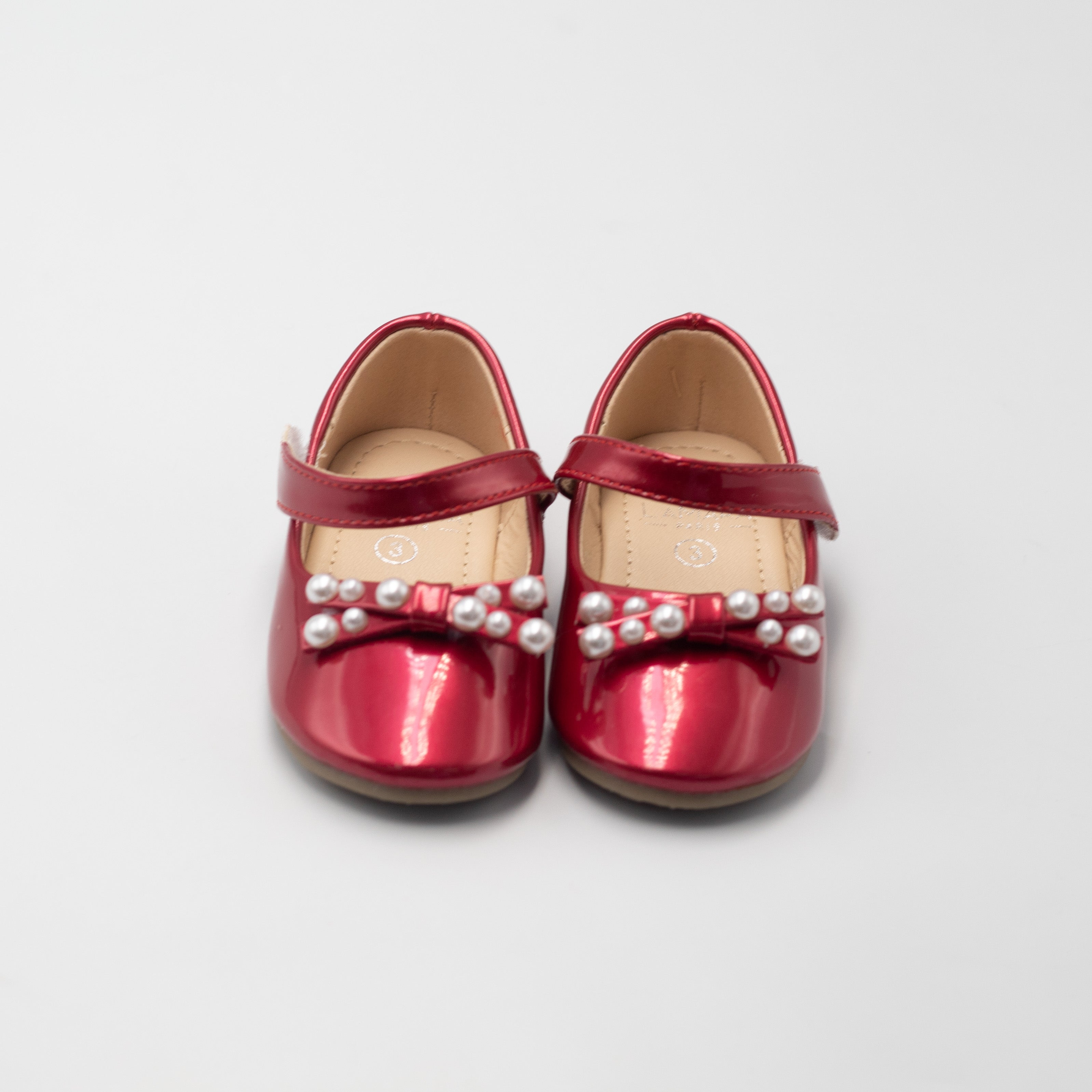 Afet infant girls patent pump with pearl on a bow red