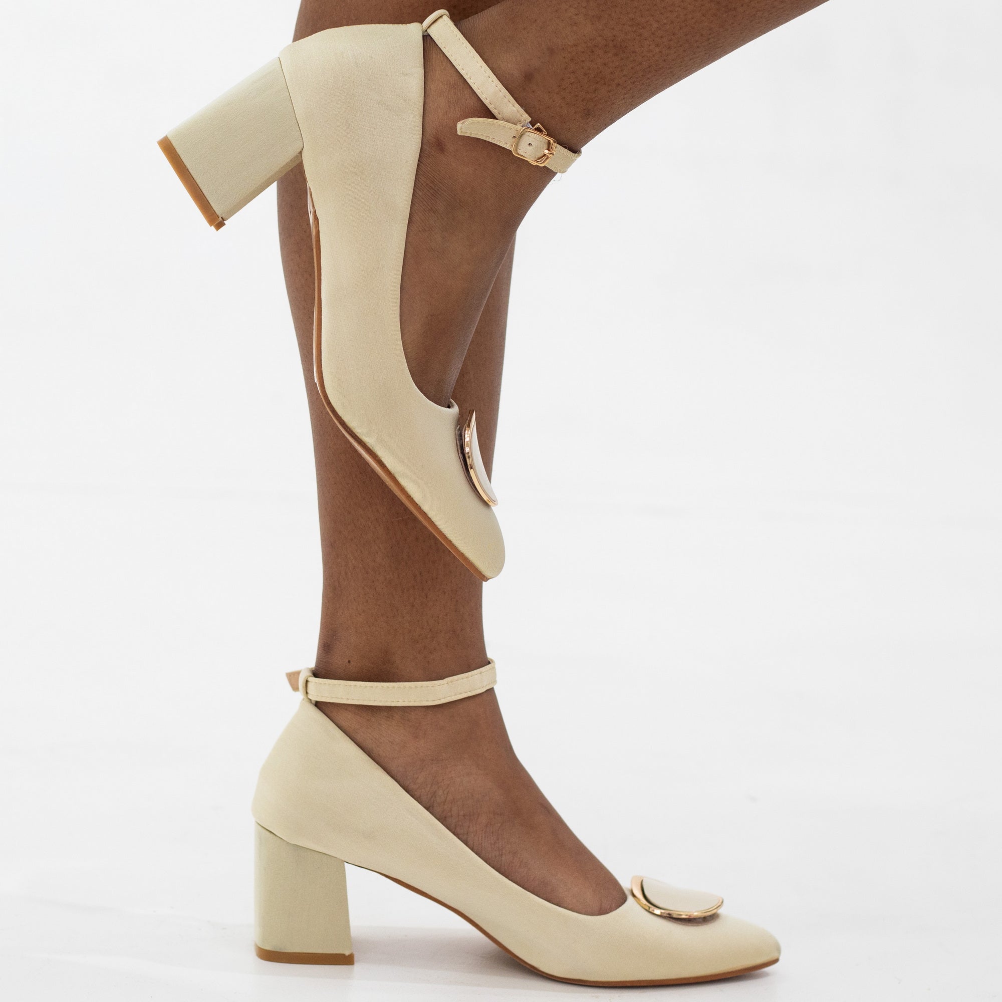 Trip 7.5cm block heel ankle strap court with a round trim cream