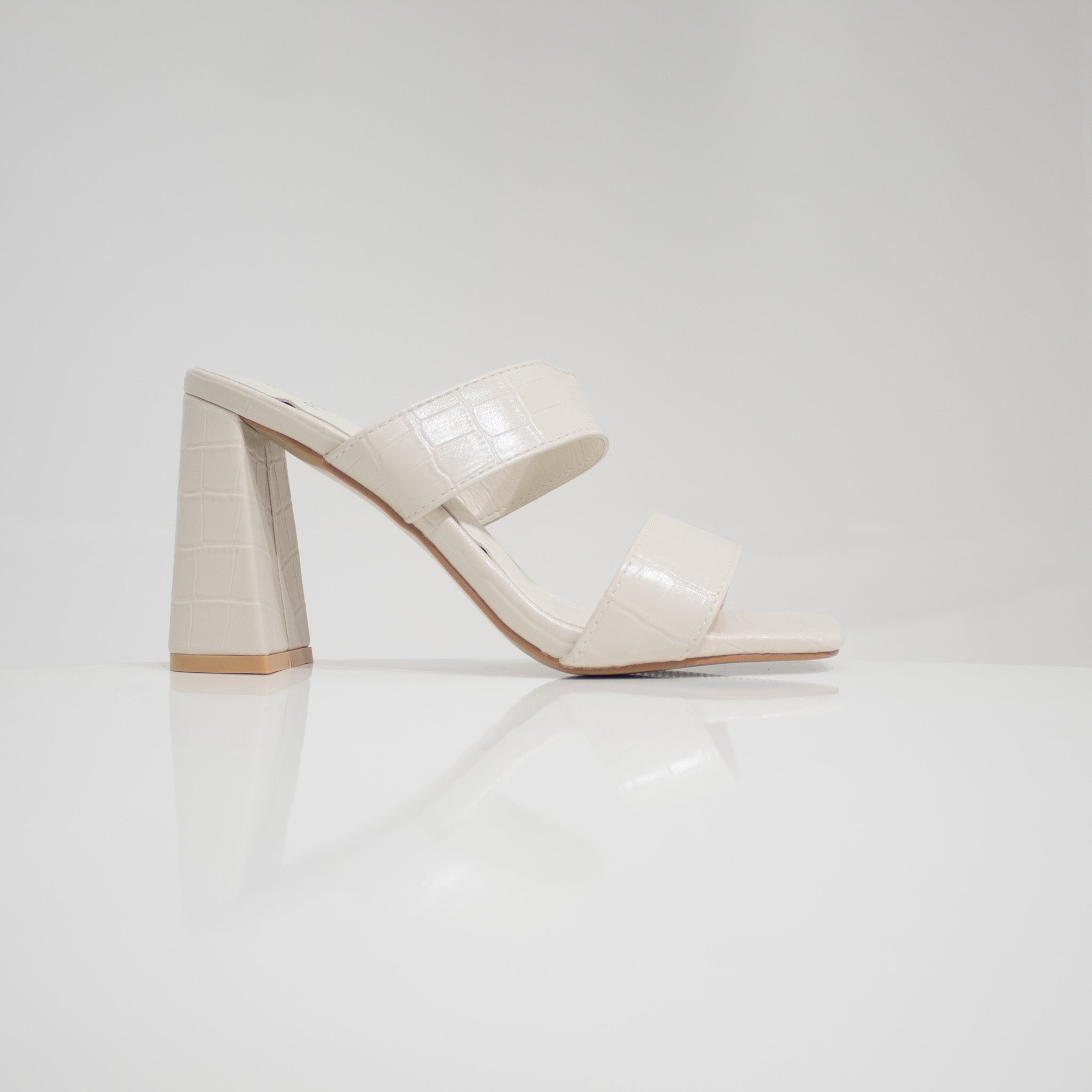 Perla 2 band slide on a 9cm block heel beige