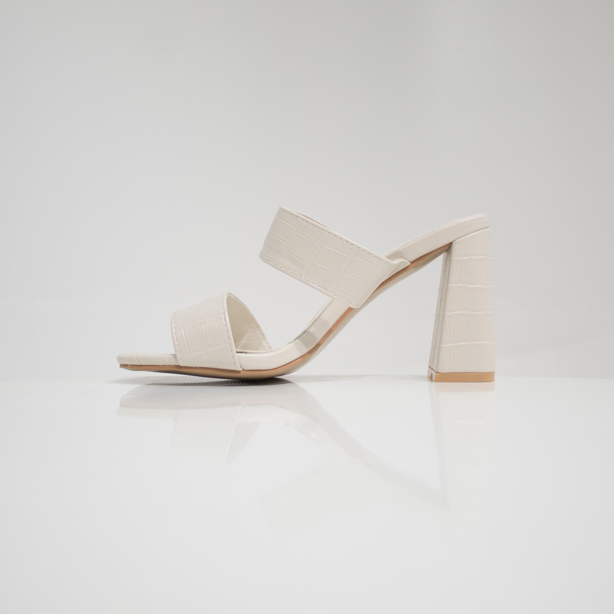 Perla 2 band slide on a 9cm block heel beige