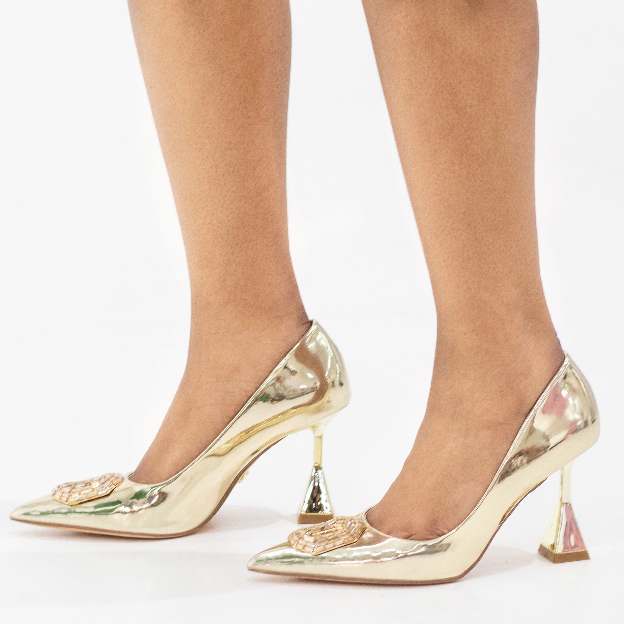 Sajna 9cm heel court with oct diamante trim gold