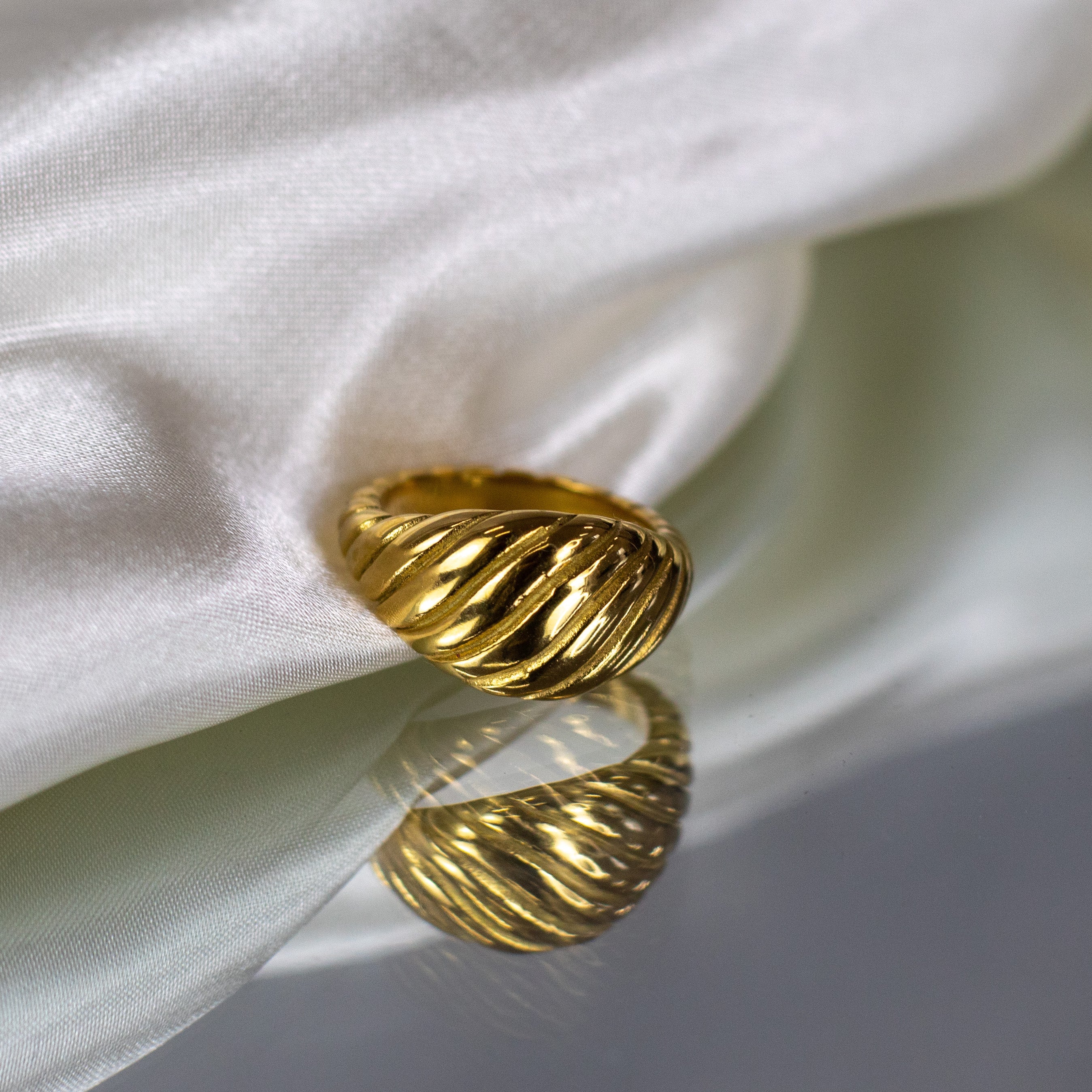 Bugette stripped gold ring