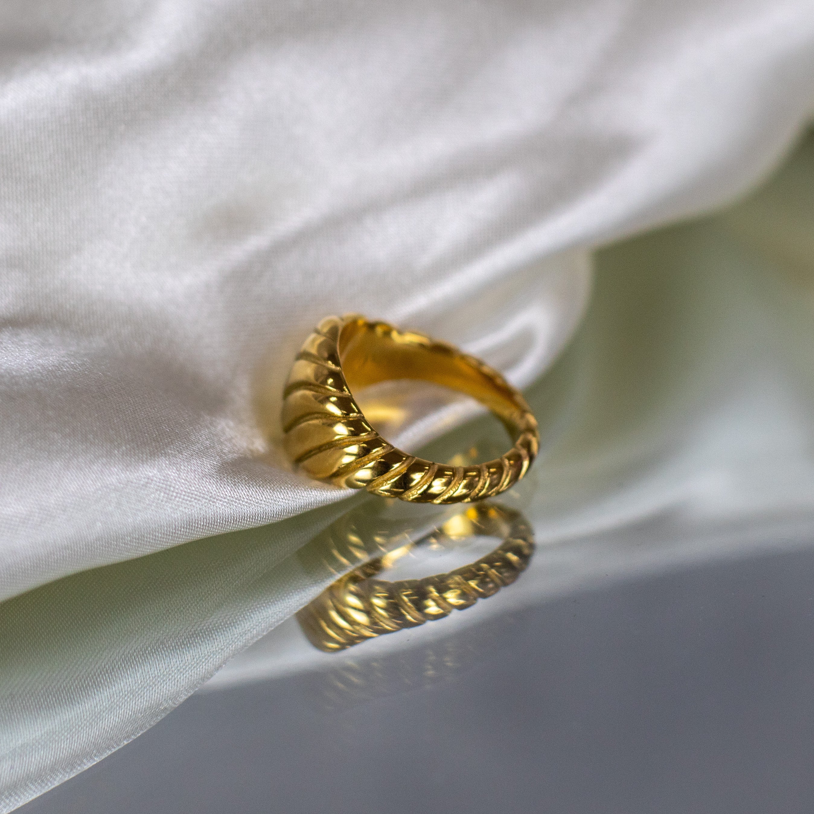 Bugette stripped gold ring