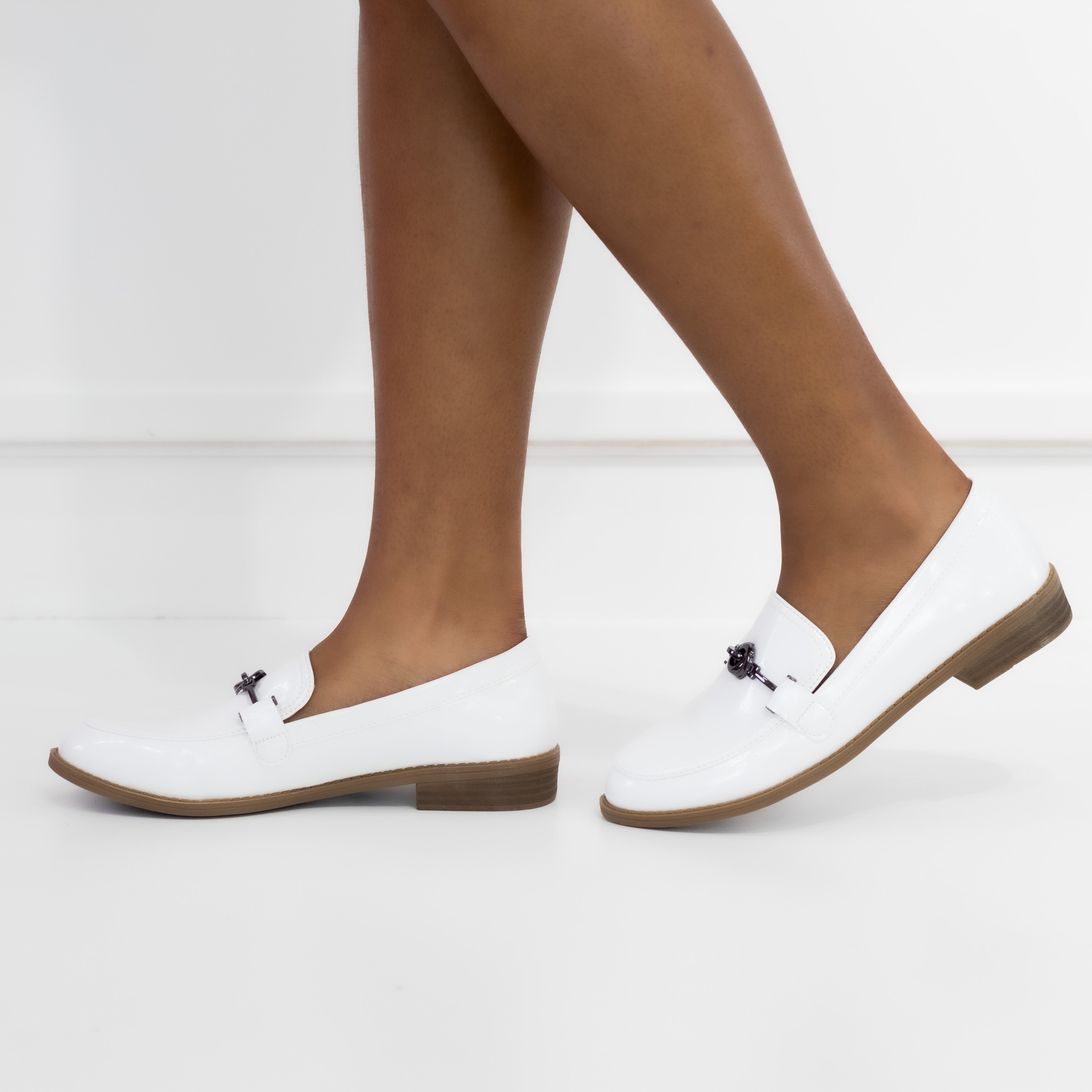 White 2.5cm flat heel moc with link trim pu luca