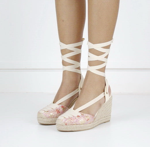 Hisano tire-up strings closed toe wedge sandals  rouge
