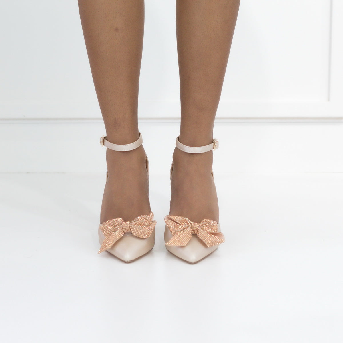 Wifey 9cm heel open waist shimmer pointy with a bow nude