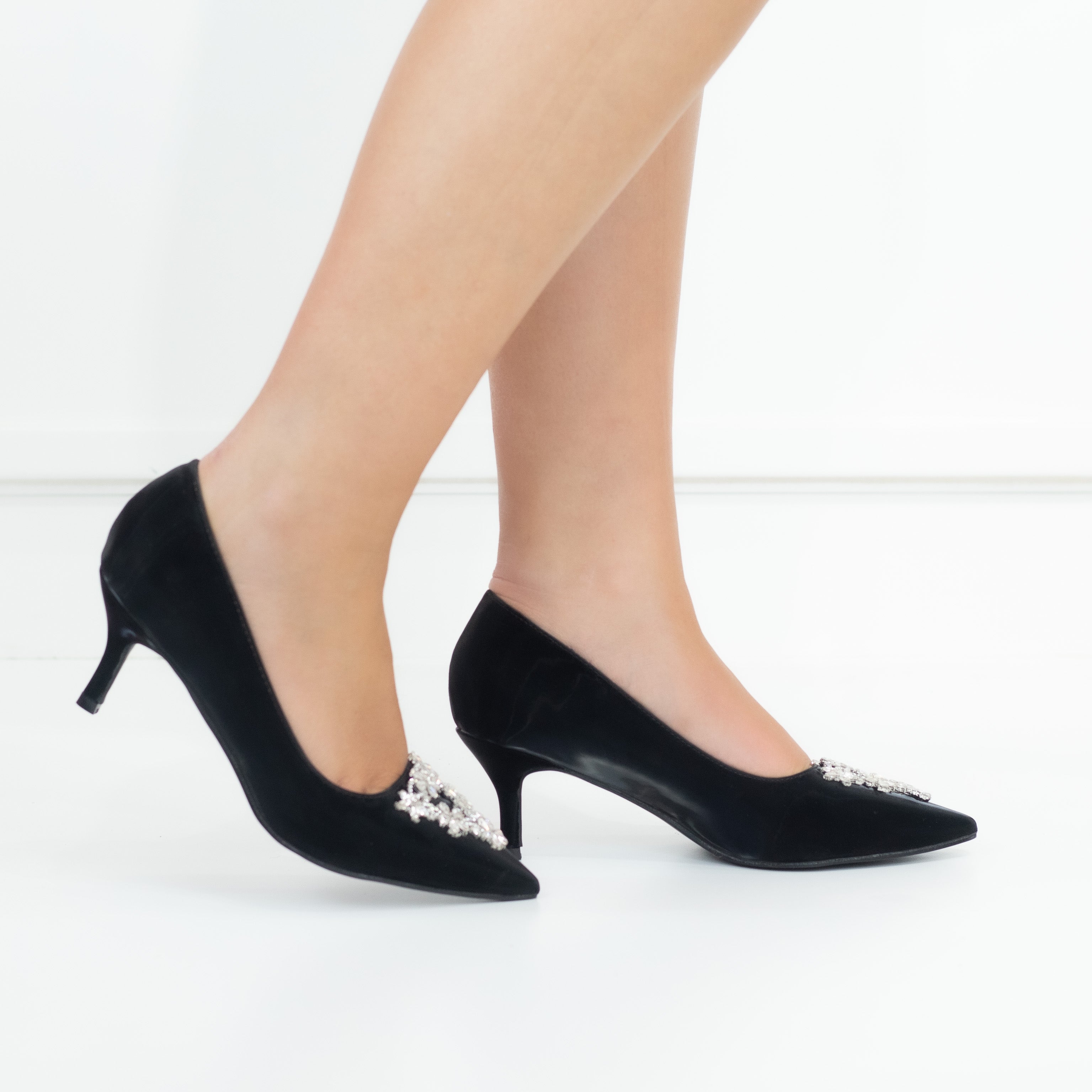 Black mid heel court with triangle trim sabiya