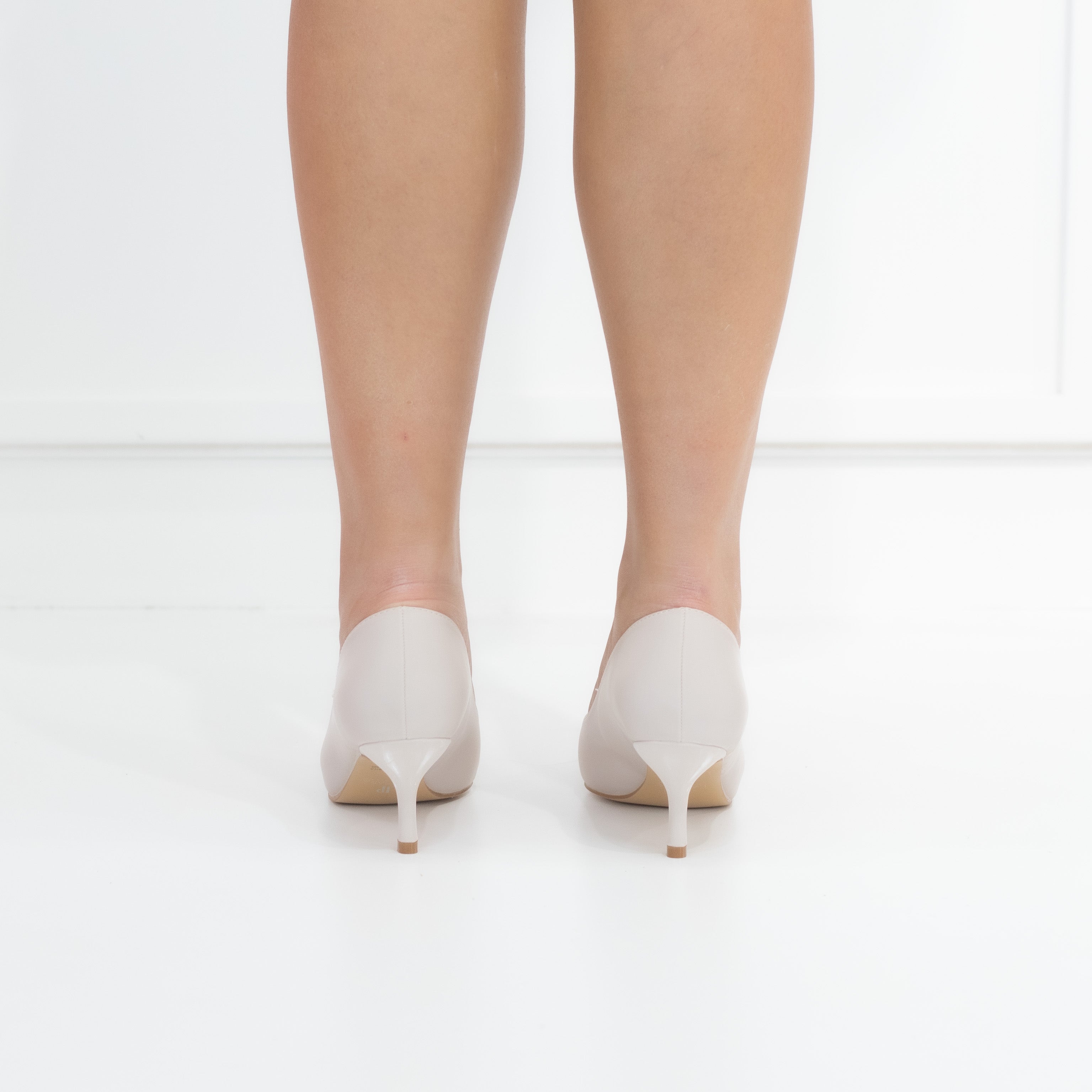 Sabiya mid heel court with triangle trim nude