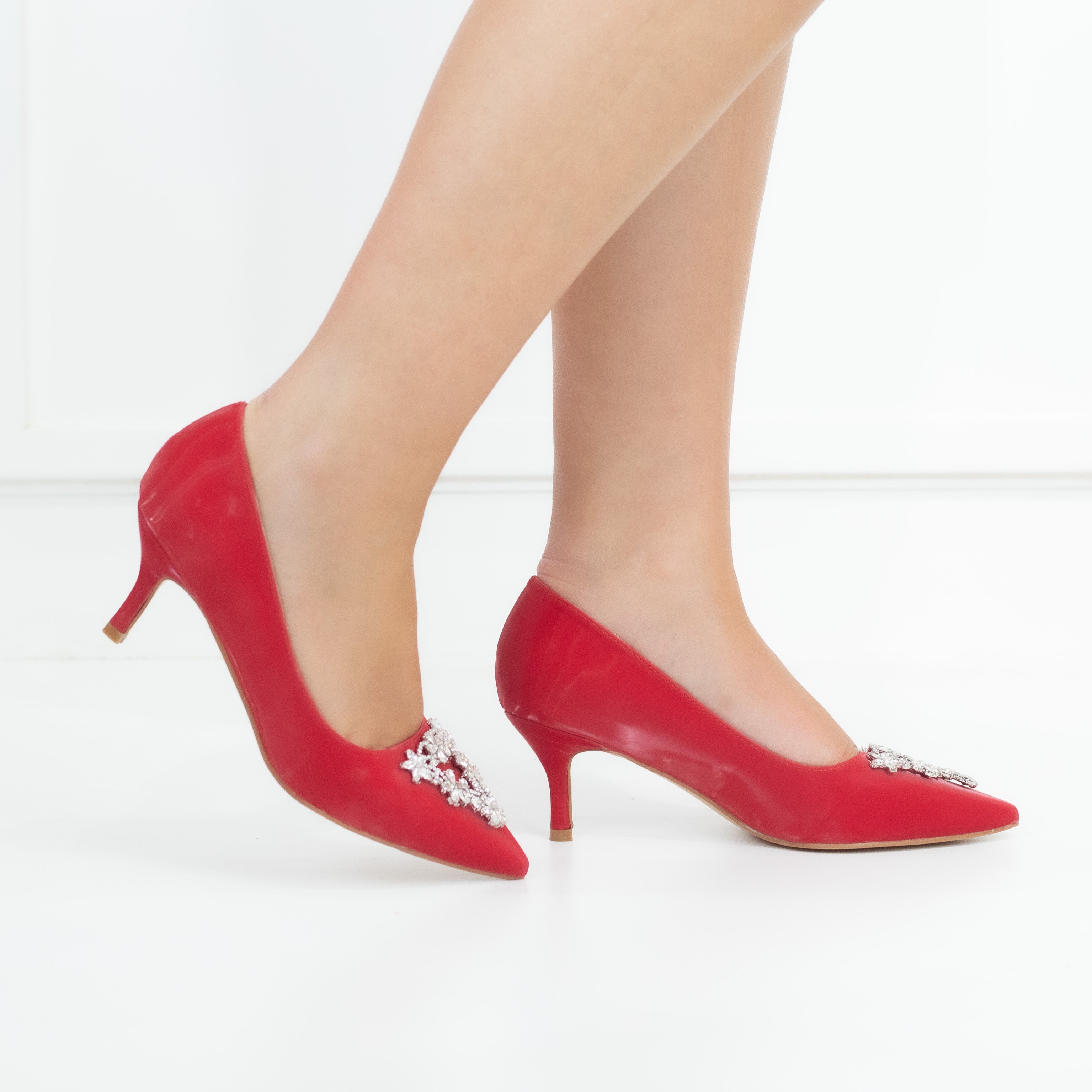 Red mid heel court with triangle trim sabiya