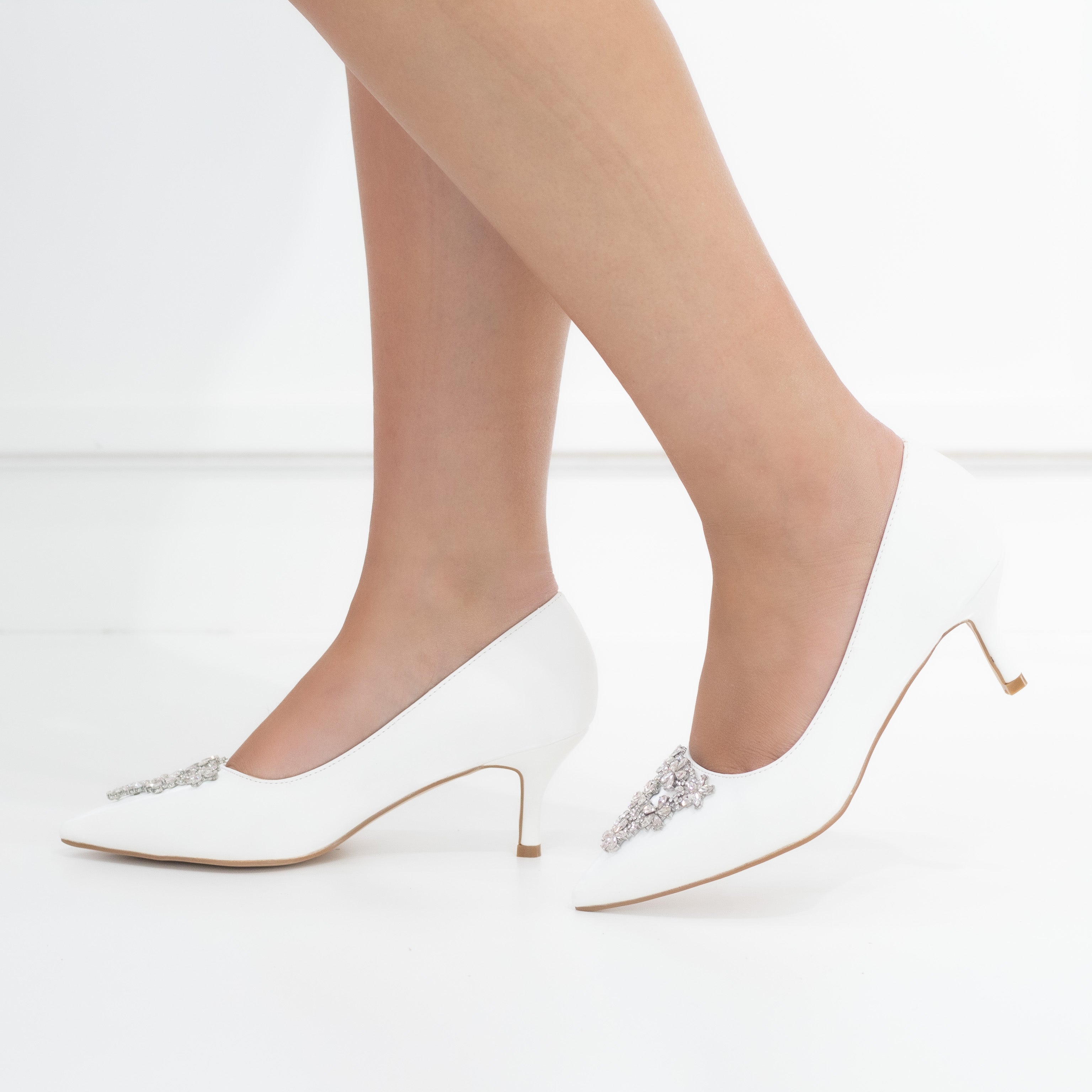 White mid heel court with triangle trim sabiya
