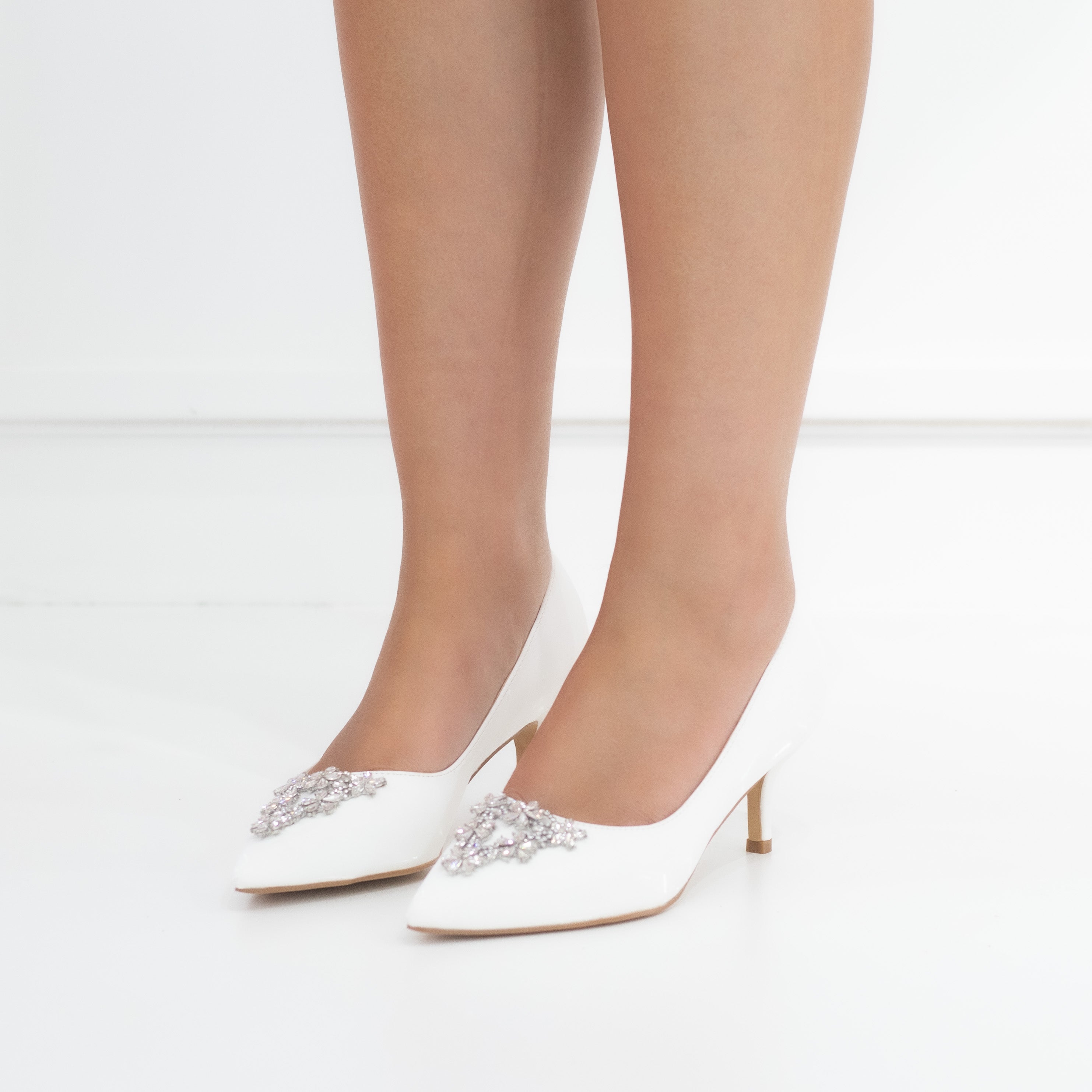 White mid heel court with triangle trim sabiya