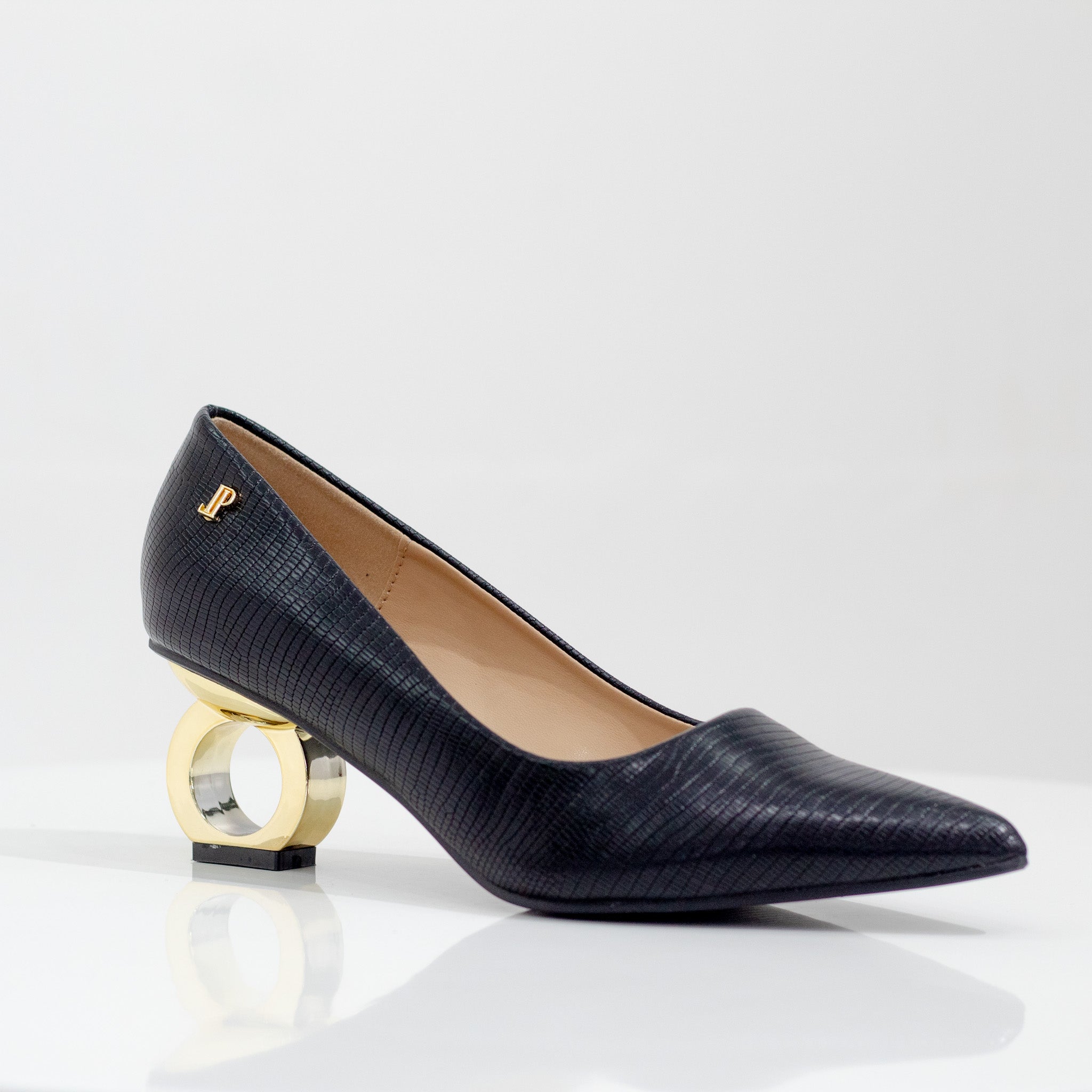 black pointy court on special circle heel