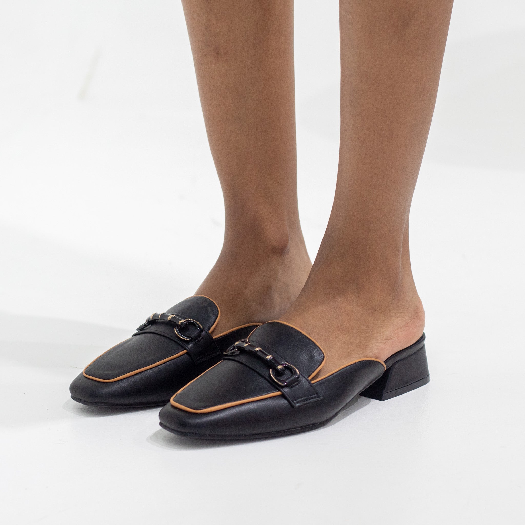 Black line detailed flat heel slide with trim hakan